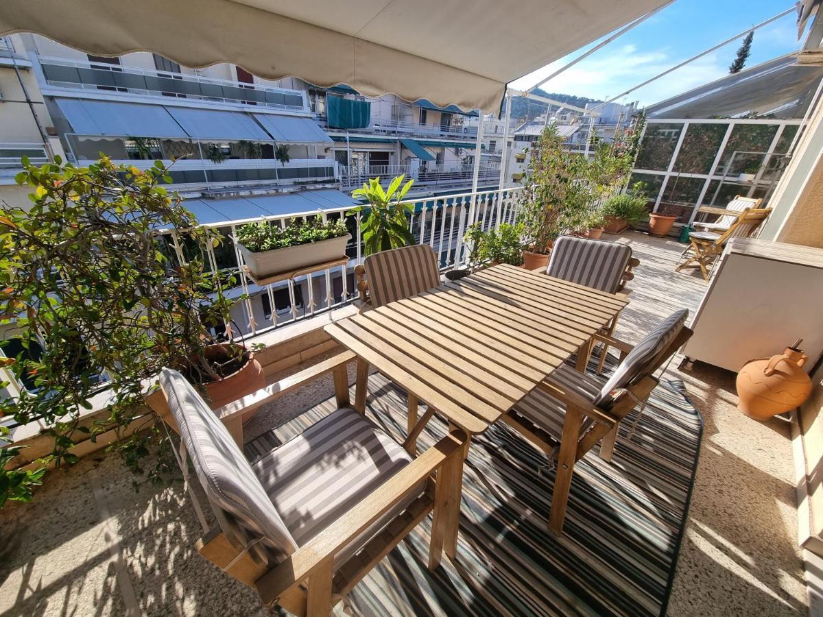 Cozy Apartment With Wrap Around Balcony Atene Esterno foto