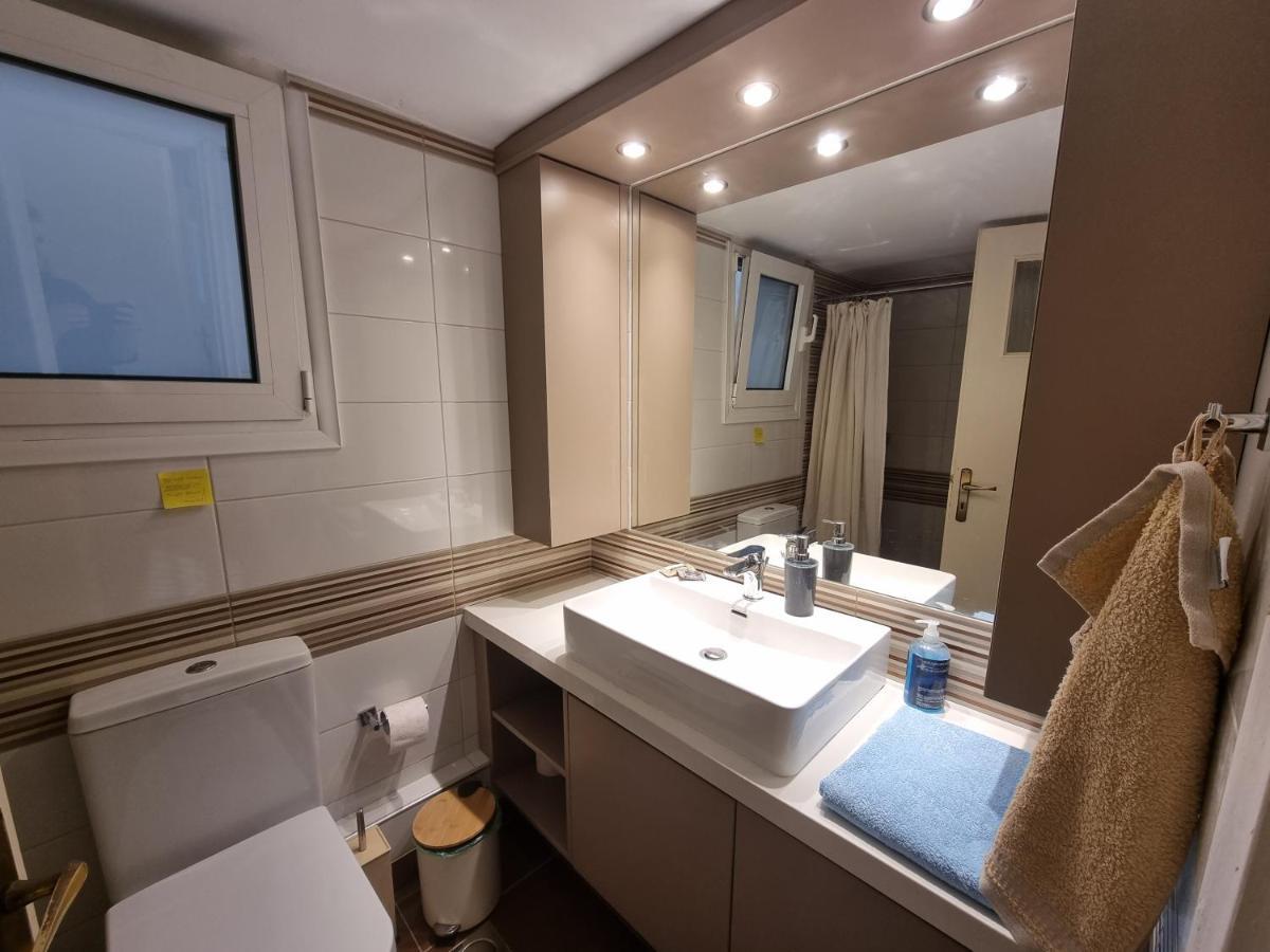 Cozy Apartment With Wrap Around Balcony Atene Esterno foto