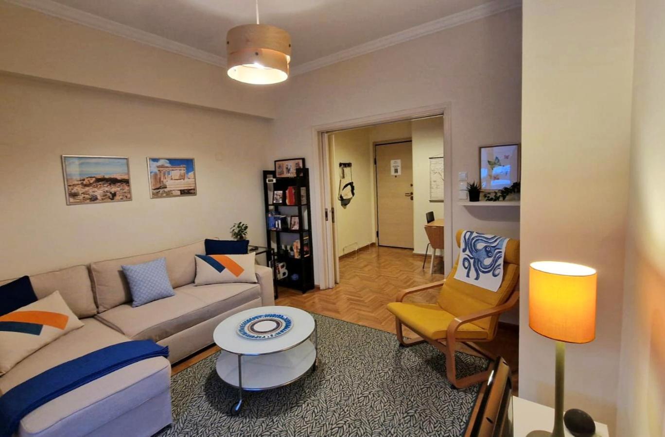 Cozy Apartment With Wrap Around Balcony Atene Esterno foto